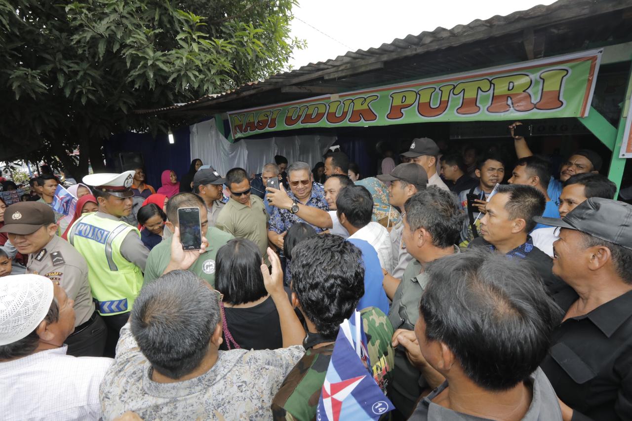 Sederhana SBY Makan di Warung Pinggir Jalan Partai Demokrat